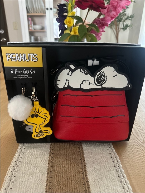 Peanuts Handbags - Peanuts Red Crossbody Bag with Snoopy and 2 charms